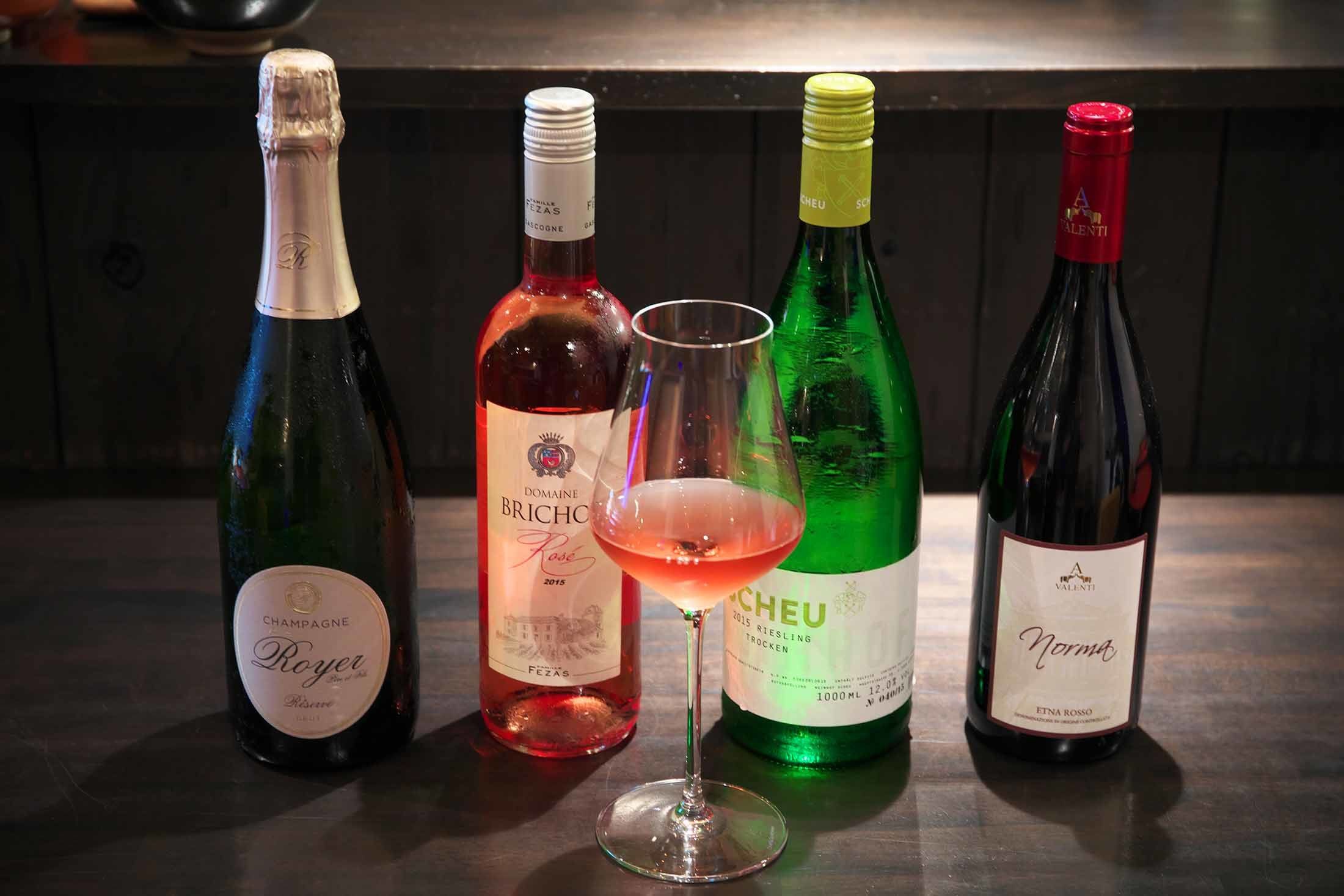 ワインと日本酒には、種類のちがったものがグラスで楽しめる、お得なデキュスタシオンコースがある。ワインのデキュスタシオンコース¥3,000(税込)は、スパークリング、白、ロゼ、赤の4種をグラスで。日本酒のデキュスタシオンコース¥3,000(税込)は、季節の日本酒を5種、それぞれ半合で。ちなみに、デキュスタシオンとはテイスティングの意味。もちろん自分好みで選ぶ、グラスワイン、日本酒1合は、それぞれ ¥800~(税込)。