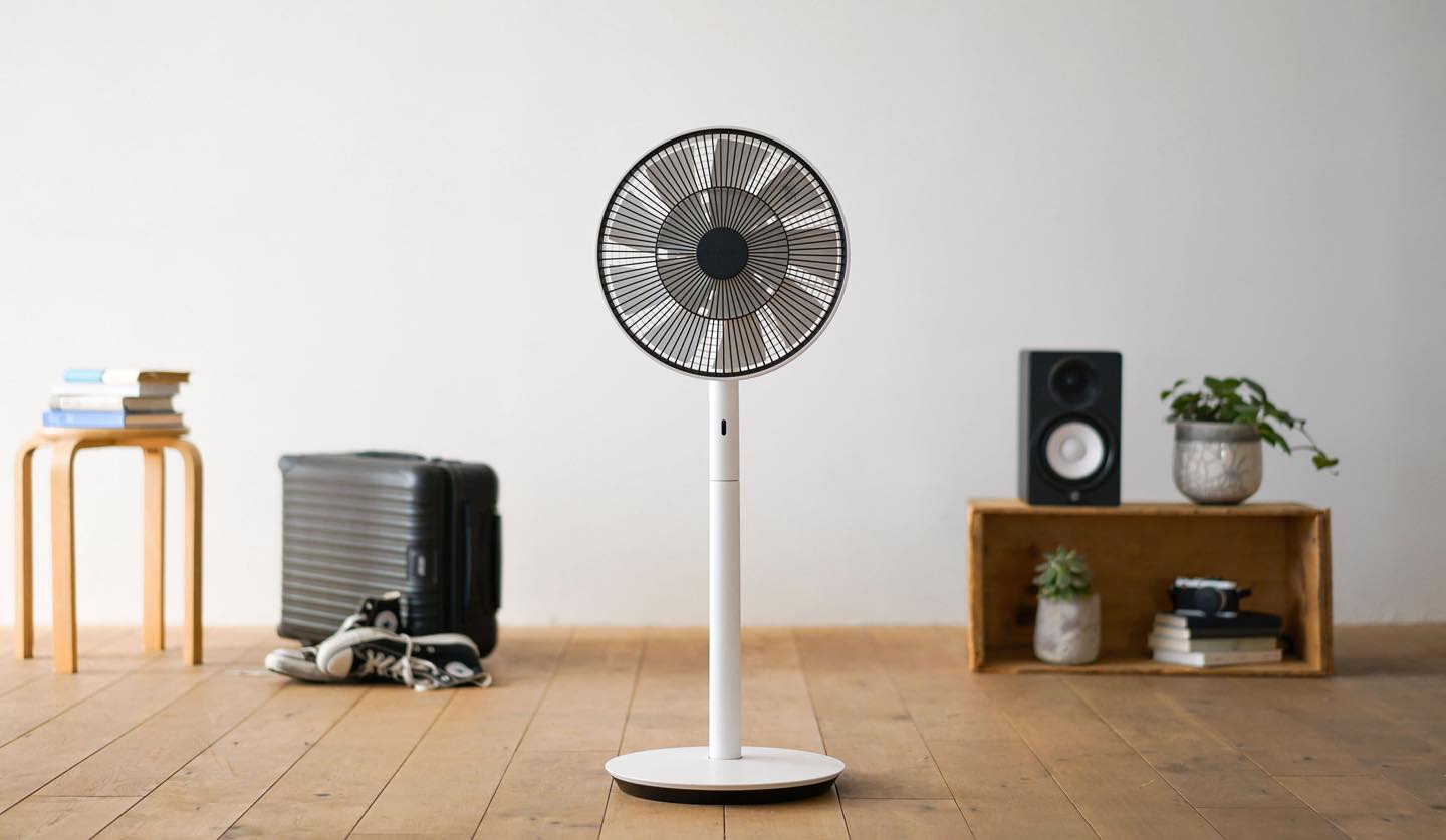 製品名/The GreenFan (ザ・グリーンファン) 、本体寸法/幅330×奥行き320×高さ871mm(フロア)・497mm(卓上) 、
本体重量/約4.1kg ¥36,000(税別)