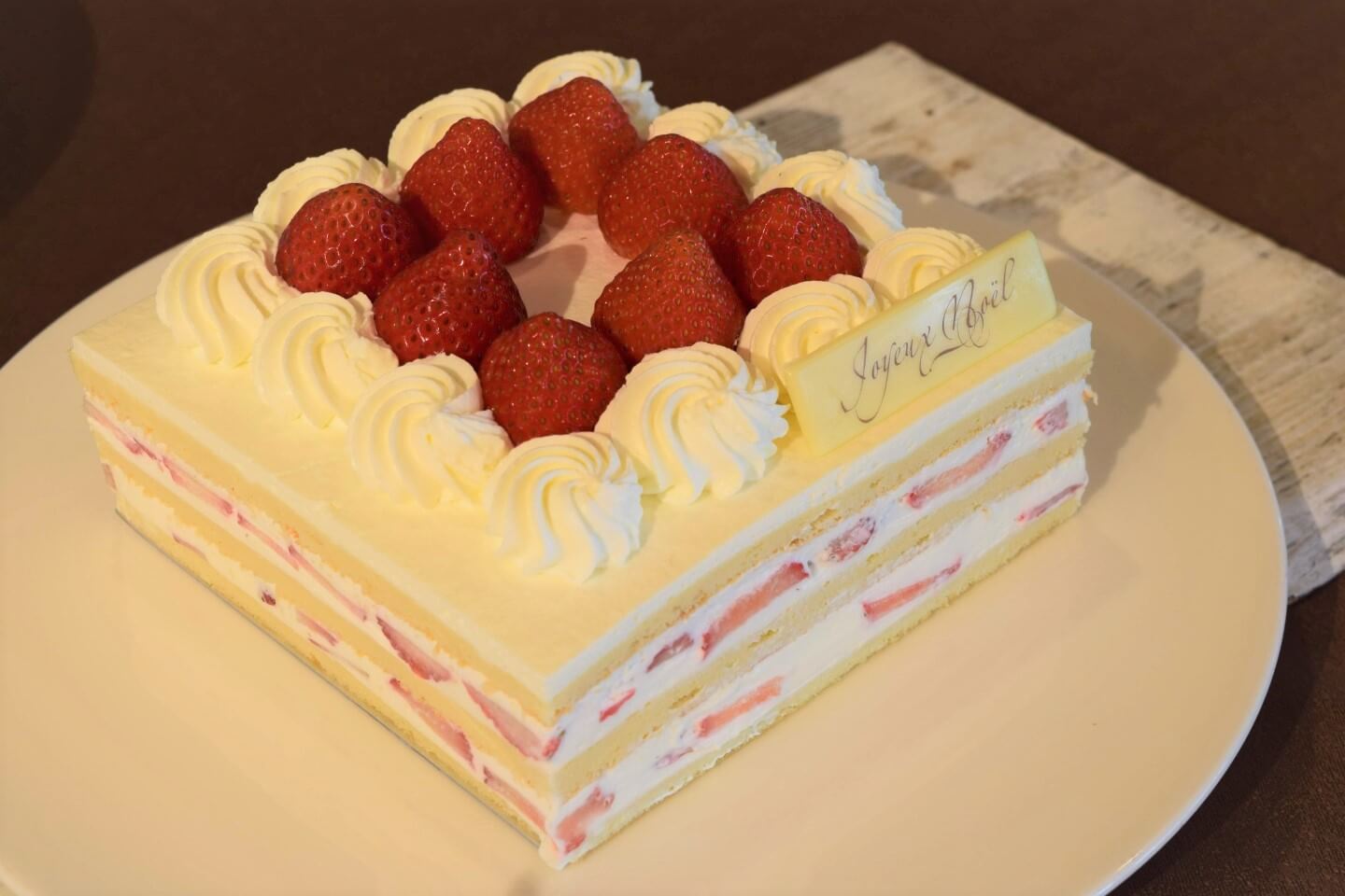 京王プラザホテルのクリスマスケーキ「低糖質フレジェ」の画像