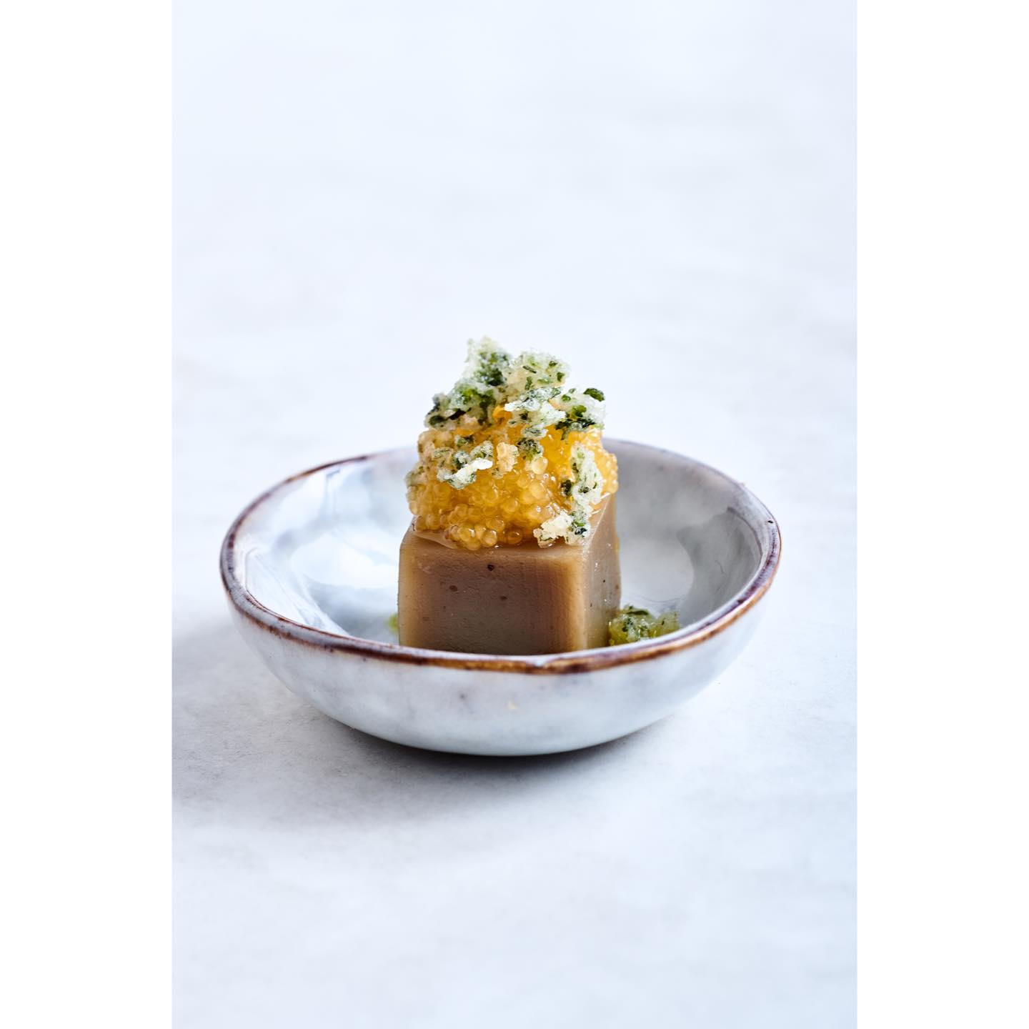 Tofu d'artichaut et oeufs de brochets fumés © Nicolas Lobbestael