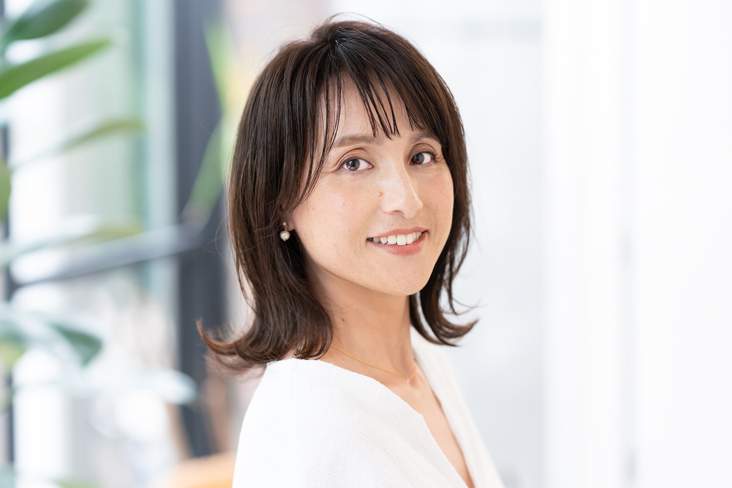 トレンドの外はねヘアにオイルで毛束感をプラス