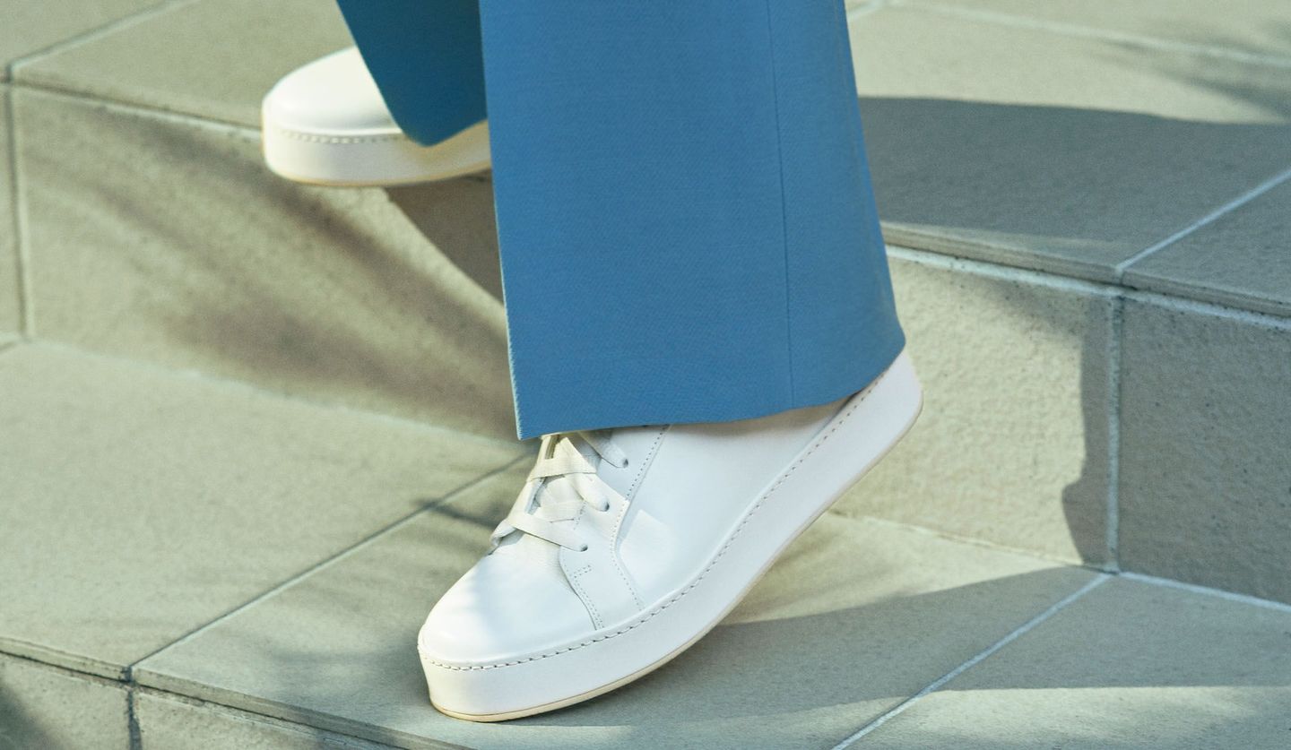 ロロ・ピアーナの「白スニーカー」をブルーのパンツに効かせる足元 