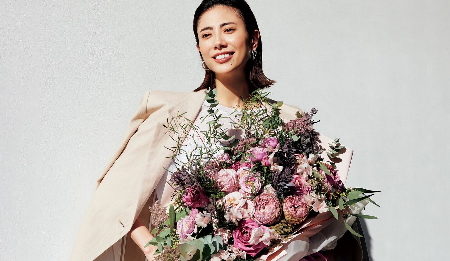 ケイトローズ 丸の内『バラのブーケ』とブーケを抱えるモデル