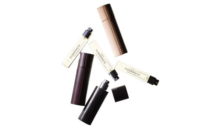 バレードの香水「フラワーヘッド」トラベルケース各 ￥15,000・オードパルファン『フラワーヘッド』［12ml／3本セット］￥12,000（ともに税抜）