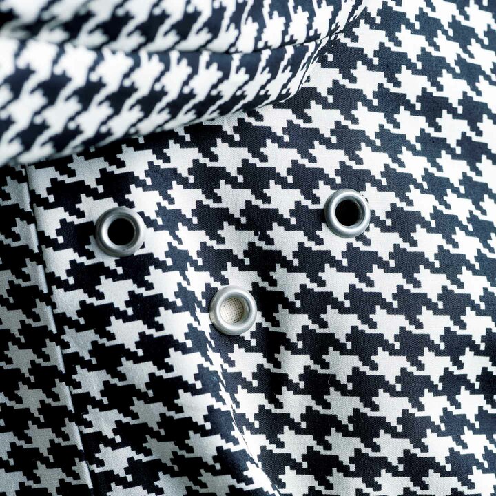 そで下にベンチレーション(空気孔)を配して、ボンディング素材でも爽やかな着用感に配慮。