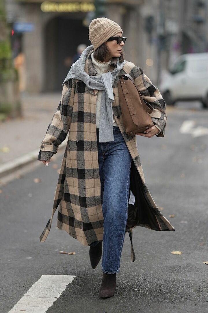 ベージュのほっこり感をうまく中和してくれる、グレーのニットプルオーバーがさりげないアクセント。