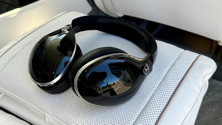 視聴時専用のワイレスヘッドフォンも備わる。