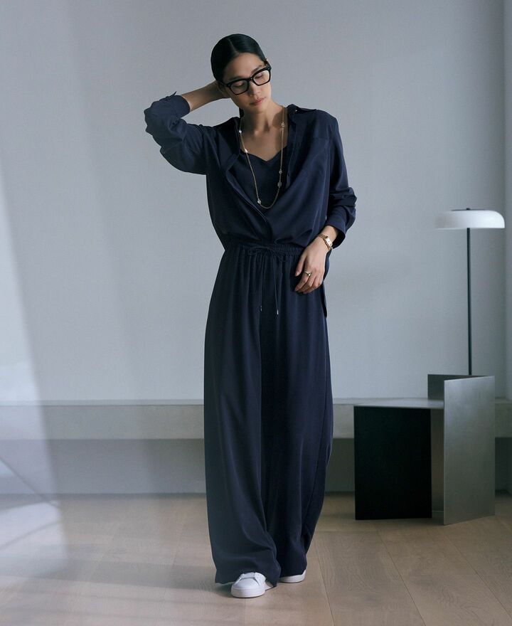 「マックスマーラ」のセットアップを着用したモデルの大塚まゆかさん