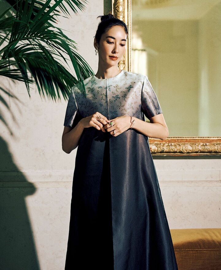 「ジルサンダー」のウエアを纏ったモデルの立野リカさん