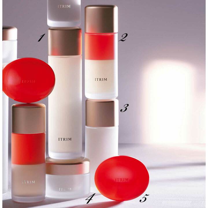 [１]ITRIM エレメンタリー スキンローション 125ml ￥18,000　[２]ITRIM エレメンタリー ポイントメイクアップ リムーバー 75ml ￥8,000　[３]ITRIM エレメンタリー スキンエマルジョン 75ml ￥20,000 　[４]ITRIM エレメンタリー スキンクリーム 35g ￥38,000　[５]ITRIM エレメンタリー フェイスソープ 標準重量80g ￥10,000