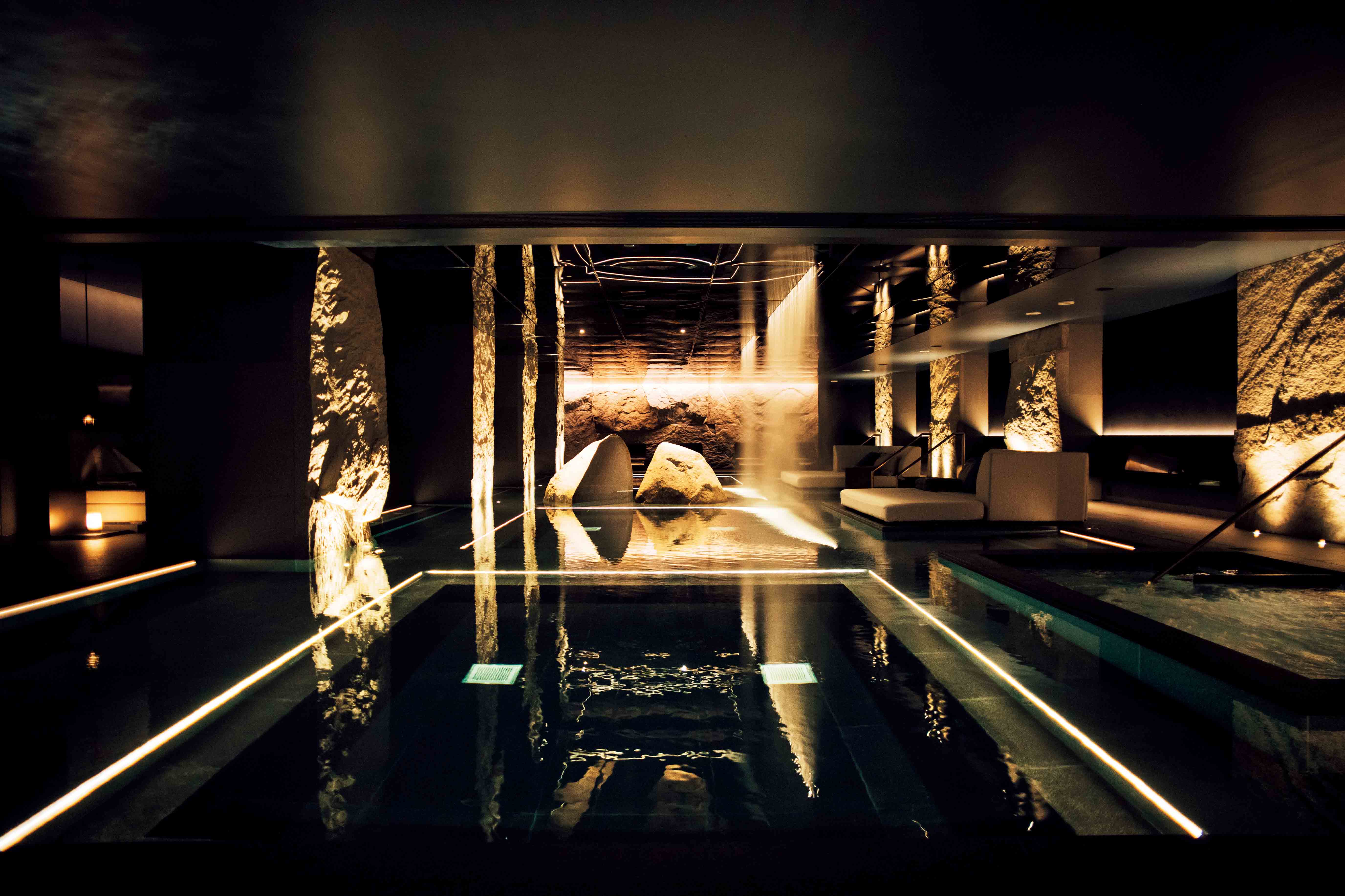 地下約1,000mから湧き上がる天然温泉を楽しめるのも魅力。サーマルスプリングSPA(水着着用の温泉プール)は、水の音が響き、岩盤に囲まれた異空間にいるよう。