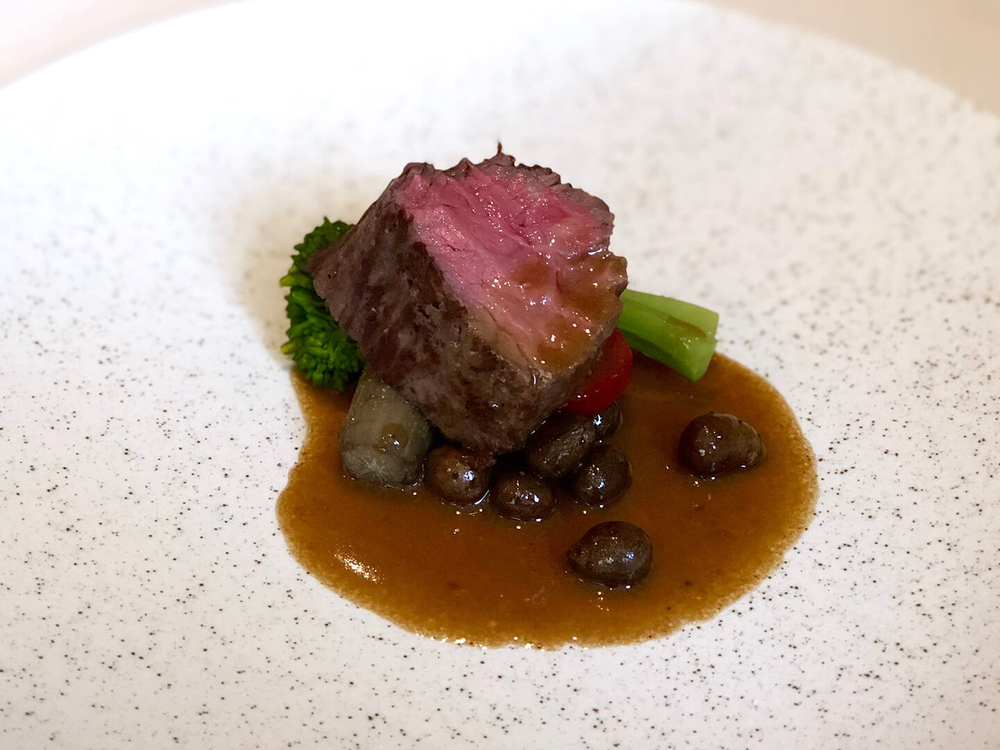 佐賀牛ランプ肉のグリル ソースフォアグラ。やっぱり気持ちが華やぐ美しい色で登場