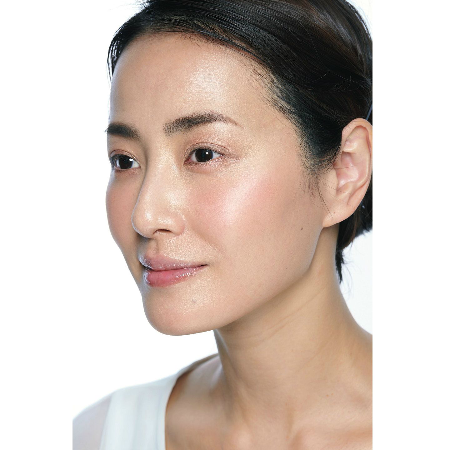 アイシャドウだけで許されるのは30代まで。40代では印象の弱いのっぺりとした老け顔に。