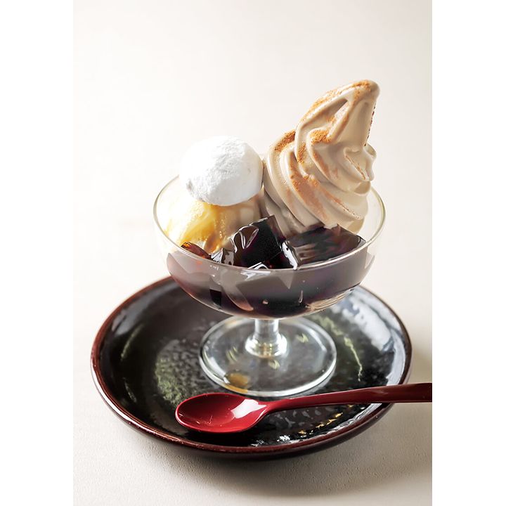 名物カプチーノソフトとバニラアイスにコーヒーゼリーとスノーぼうるをあしらった「伽羅(きゃら)」