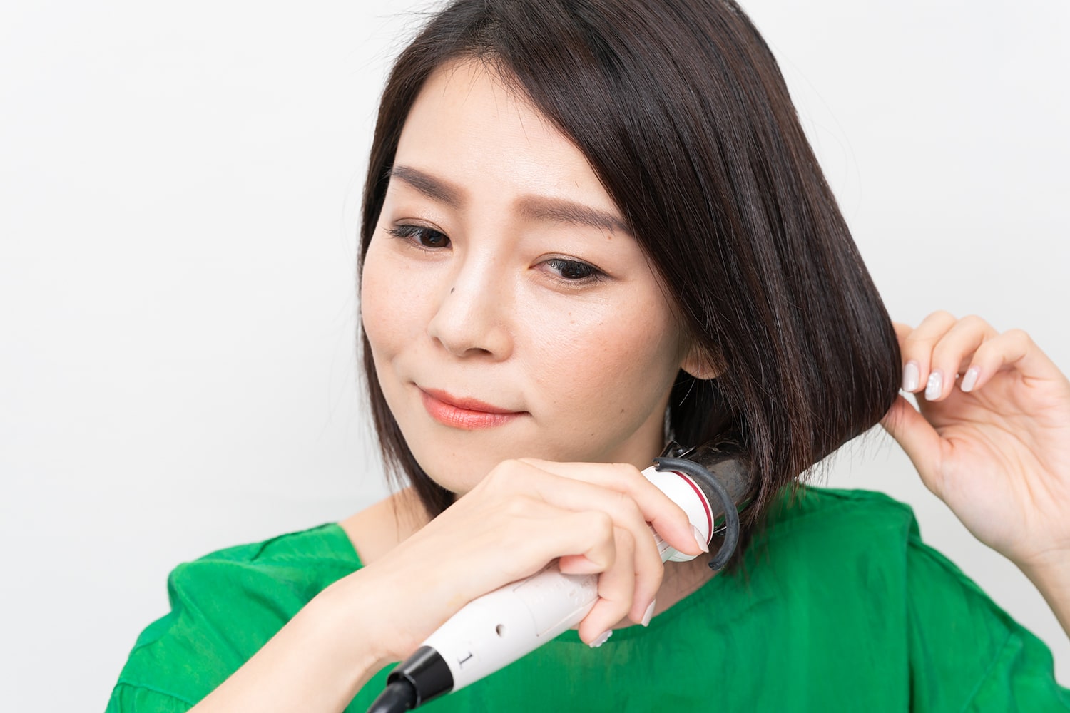コテは32mmを使用。毛束をまとめてワンカールする。