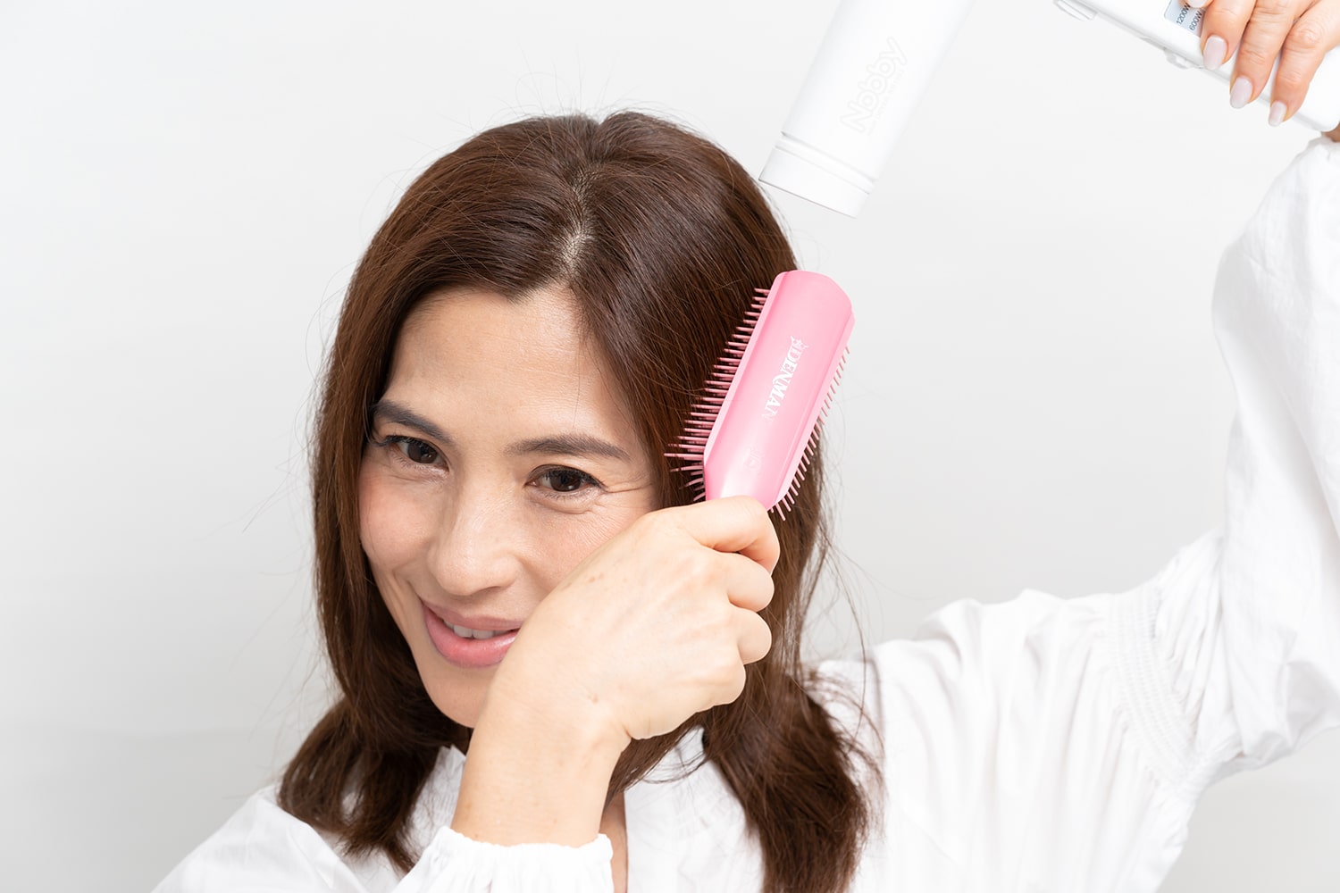 目尻の延長線上がはち。ここをブラシで抑え、その上からドライヤーをあてる。