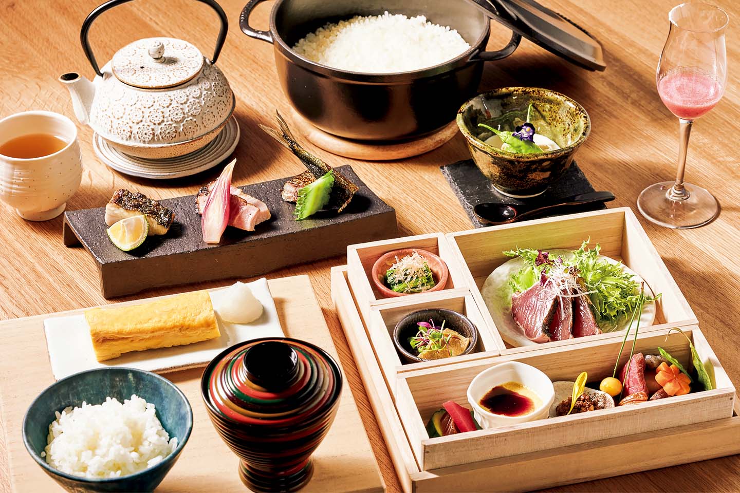 予約がとれない人気フレンチレストラン「グリシーヌ」の宿泊者限定「スペシャル和定食」。名古屋コーチンのだし巻き、飛騨牛のローストビーフご飯などがぎっしりと美しい重箱に詰められている