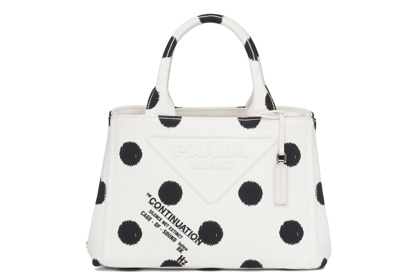 プラダのポップアップストア「Prada Symbols」で先行販売されるトートバッグ