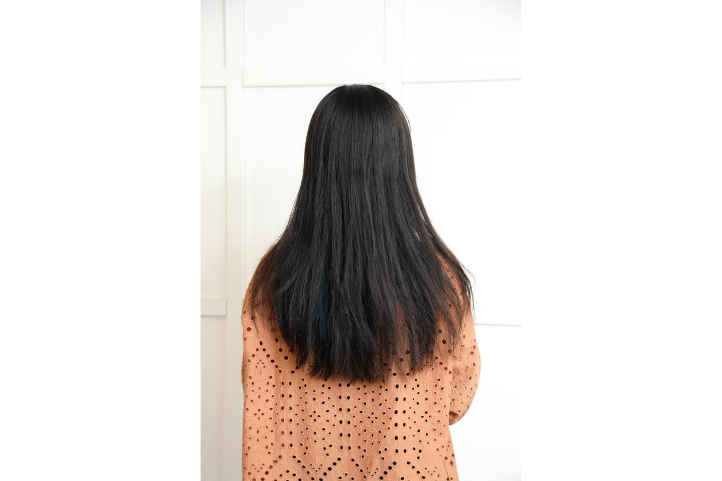 美容エディターNのバックスタイルです。撮影当日の朝、気合いを入れてブローに40分かけるも、完全にはうねりをのばすことができず。パサついた毛先は広がり放題に。ちなみに美容室で「髪をバッサリ切りたい」とオーダーしても「髪が広がるのでダメ!」と断られる始末(涙)。