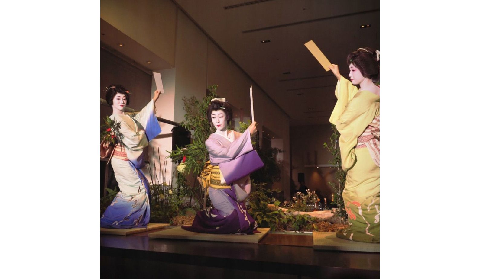 赤坂の芸者衆による踊りの様子