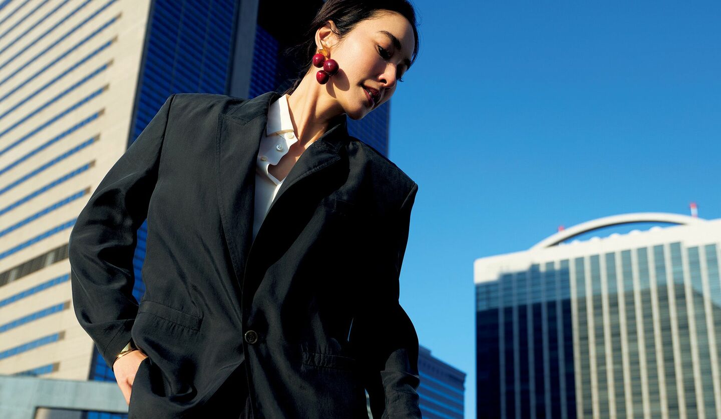 「サンローラン バイ アンソニー・ヴァカレロ」のジャケットを着用したモデルの立野リカさん