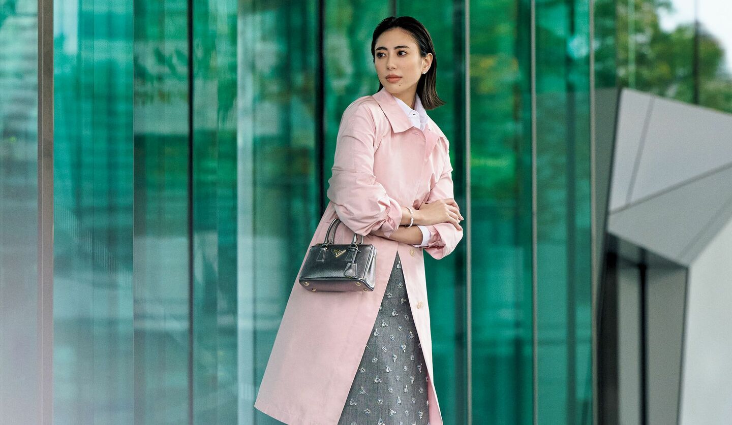 「プラダ」のアウター、シャツ、スカートを着用したモデルの土屋巴瑞季さん