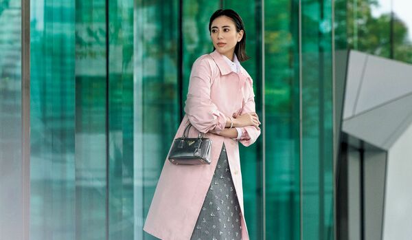 3/22 Sun｜「プラダ」の心浮き立つ春色アウターを羽織り、チャーミングな装いに【365日コーディネート】