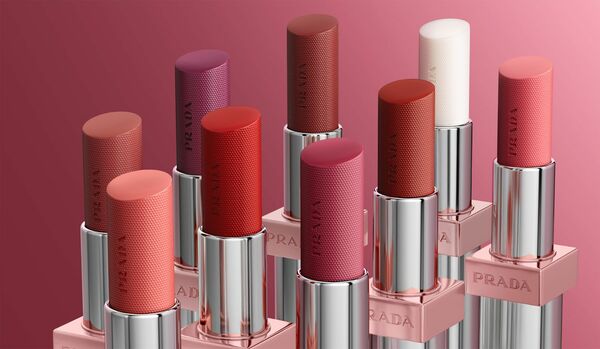 【プラダ ビューティ】プラダ ライト グローイング リップバームから秋の色彩感じる新４色登場｜重ねるほどに奥行きのある発色へ