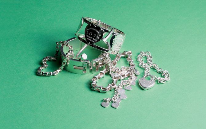 バングル／上から［LOVEのロゴ］￥270,000・［細］￥55,000・［太］￥255,000、ブレスレット／左から［細］￥78,000・［太］￥138,000・［ハート小］￥54,000［ハート大］￥71,000（すべて税抜）