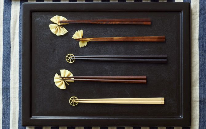 上から市原平兵衞商店の「みやこばし すす竹（大）」［23cm］ ￥6,000・「みやこばし すす竹（中）」［22cm］ ￥5,000、江戸木箸 大黒屋の「五角縞黒檀（大）」［24cm］ ￥6,000・「七角鉄木（中）」［21.5cm］ ￥5,000、 市原平兵衞商店の「京風もりつけ箸」［23cm］ ￥1,200（すべて税抜）