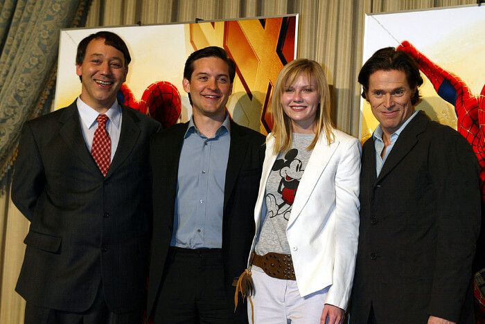 2002年4月5日、東京都内で行われた記者会見。左からサム・ライミ監督、トビー・マグワイア、キルスティン・ダンスト、ウィレム・デフォー。