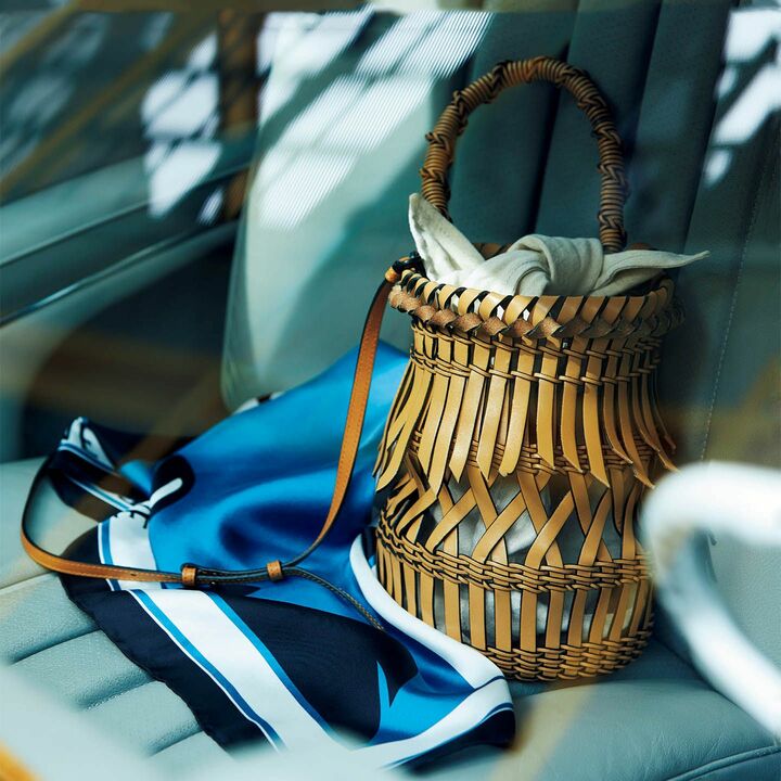 バッグ￥179,000【縦23×横16.5×マチ16.5cm】・スカーフ￥54,000【縦90×横90cm】（ロエベ ジャパン）　［Precious2019年7月号62ページ］