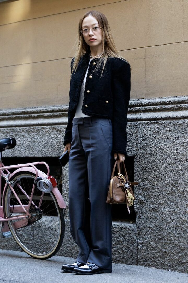 メガネやシルバーネックレス、バイカラーローファーの小物がモノトーンルックの単調さを防止してくれます。