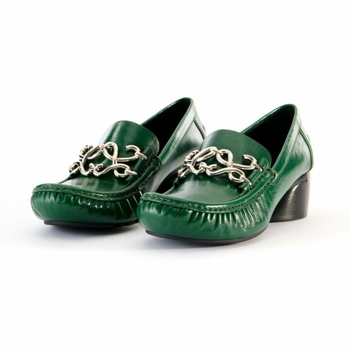 靴「オーバル ダブル L ローファー」￥172,000【ヒール高：4.5cm、素材：グロッシーカーフ、色：ハンターグリーン】