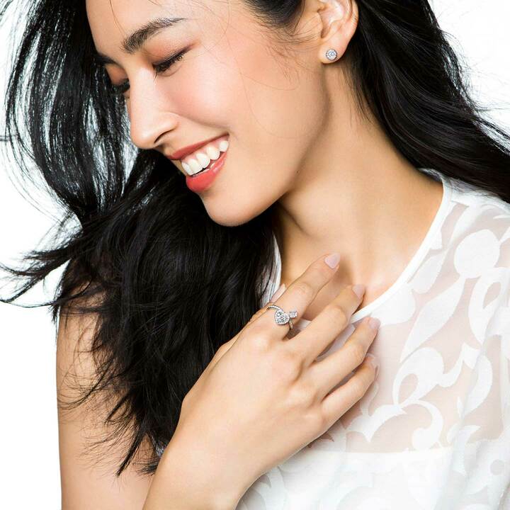 「フォーエバーマーク Two D コレクション 」特別限定版 リング￥3,000,000（参考価格 ※ダイヤモンドのクオリティによって価格は異なります）[素材：プラチナ×ダイヤモンド ハート1.00ct、スクエア0.50ct]（フォーエバーマーク）・ピアス（スタッドピアスとして着用）￥285,000[素材：プラチナ×ダイヤモンド センター上0.10ct、下0.10ct、脇石計0,08ct]（Oomiya 和歌山本店<フォーエバーマーク>）　ブラウス￥32,000（MOGA）