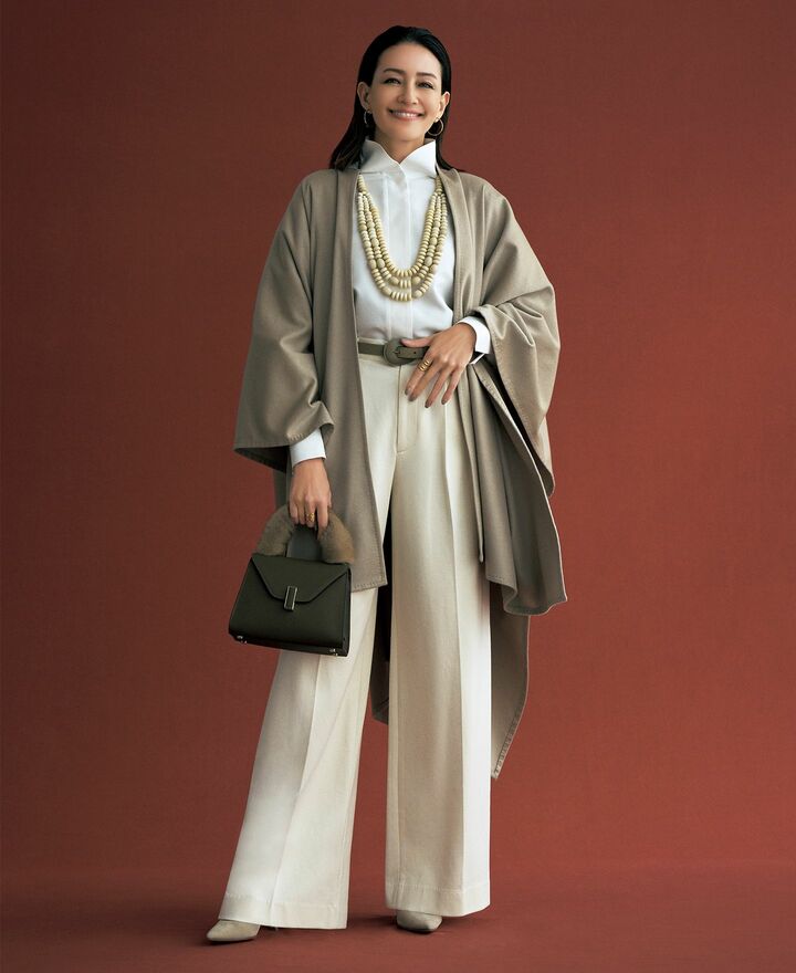 「MIKAKO NAKAMURA」のコートをを着用したモデルのRINAさん