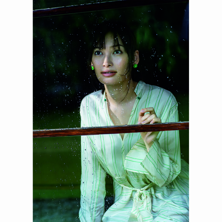 ワンピース¥97,000（コロネット〈フォルテ フォルテ〉）、ピアス［YG×翡翠×ダイヤモンド］¥420,000（ボン マジック）