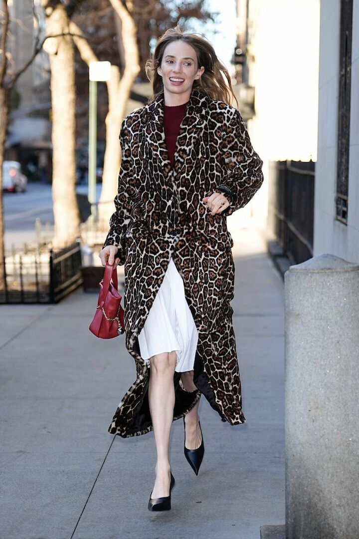 コートのボタンを中央だけ留め、太ももから裾にかけてシャープなラインをつけました。