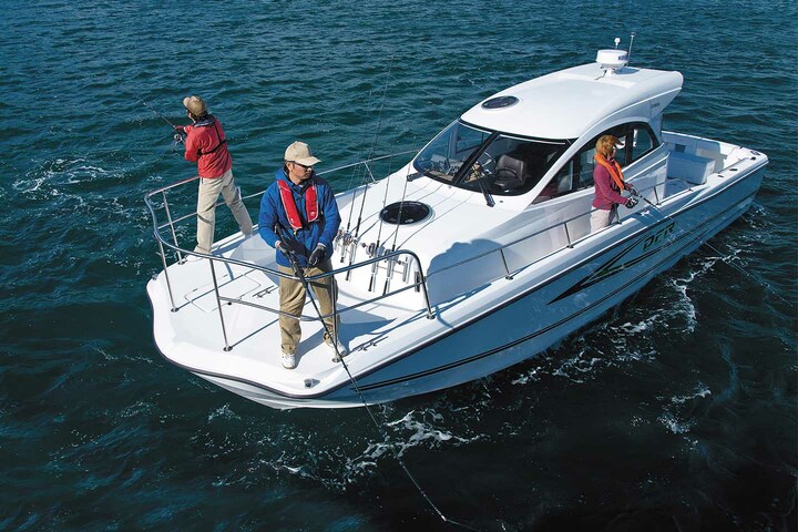 「ヤマハDFR-36」¥26,397,500［生産国：日本、全長×全幅：11.07×3.20m、重量：3,709kg、エンジン：ボルボ D9-500（ディーゼル）×1、エンジン最大出力：368kW（500ps/493hp）、エンジン使用燃料：軽油、燃料タンク：650l、清水タンク：56l、定員：12名］