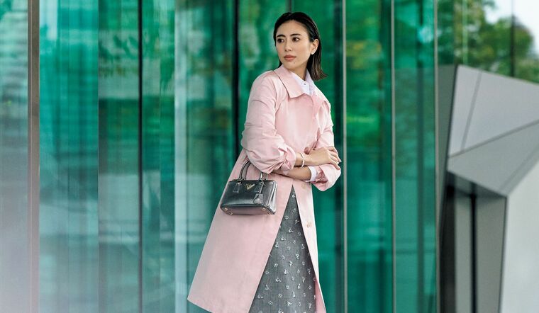 「プラダ」のアウター、シャツ、スカートを着用したモデルの土屋巴瑞季さん