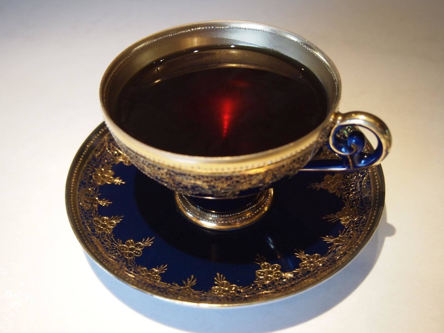 コーヒーはオールドノリタケのカップで供されます