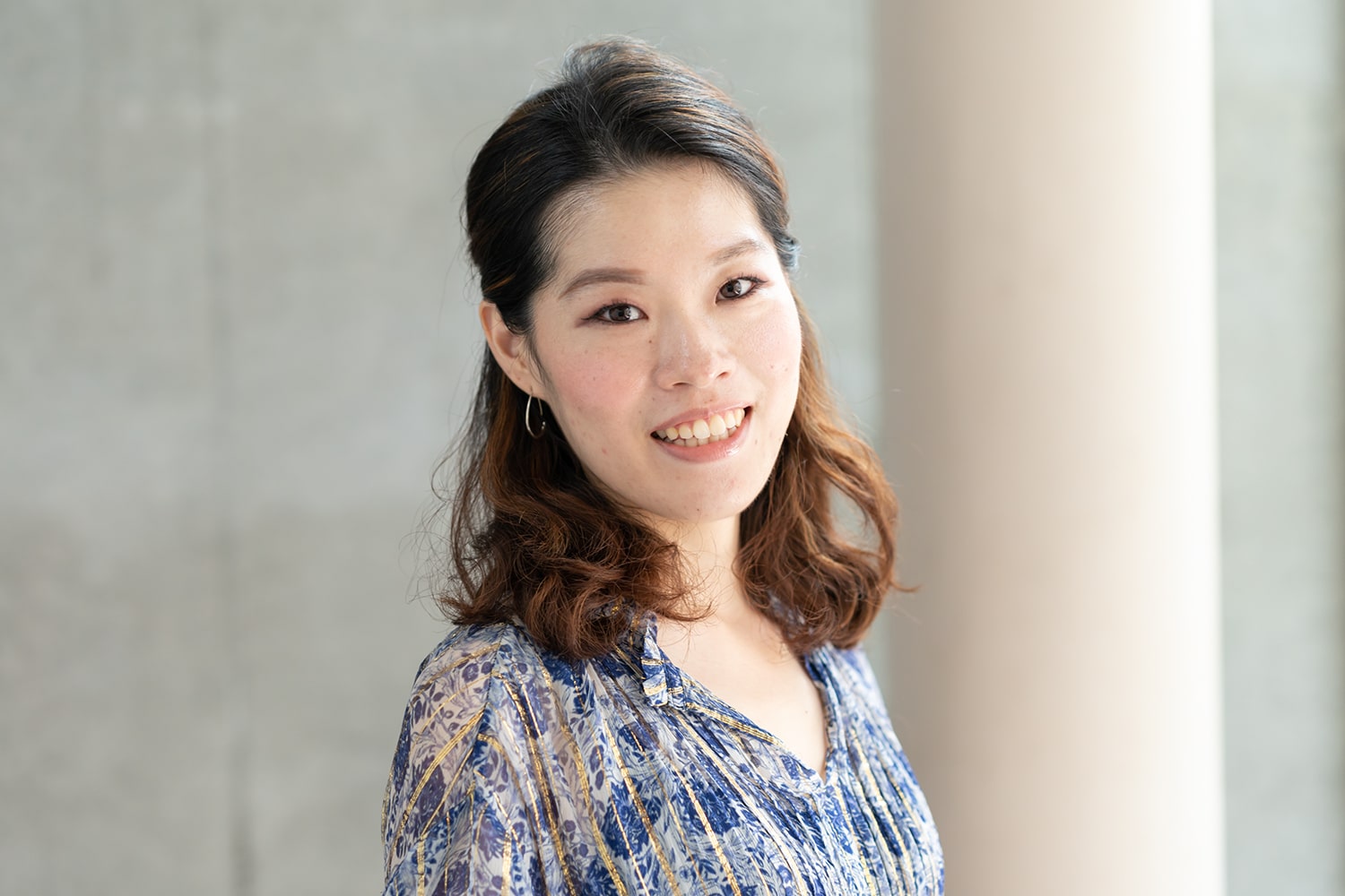 MAGNOLiA Aoyama店のデザイナー・CHINATSUさん。旅行が趣味のCHINATSUさん。「夏休みはギリシャのミコノス島に行く予定です。エーゲ海の綺麗な写真をたくさん撮りたいと思っています」
