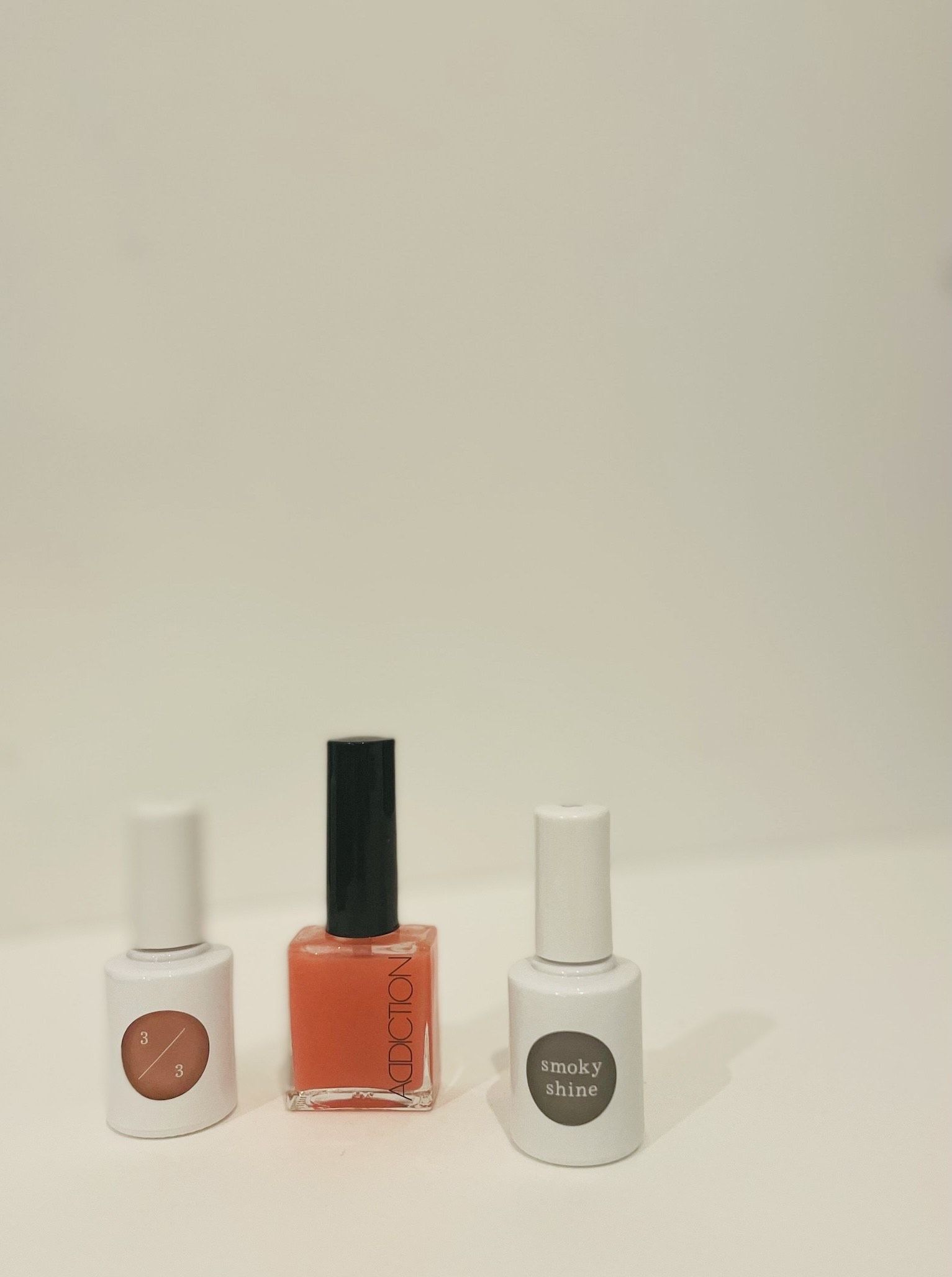 (左から)uka pink study three 3/3 ¥2,420、アディクション ザ ネイルポリッシュ 029SS ¥1,980、uka top coat smoky shine ¥2,200