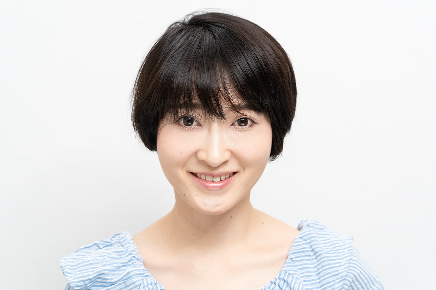 STEP1:ワックスをなじませた両手のひらでしたから髪をかき上げる