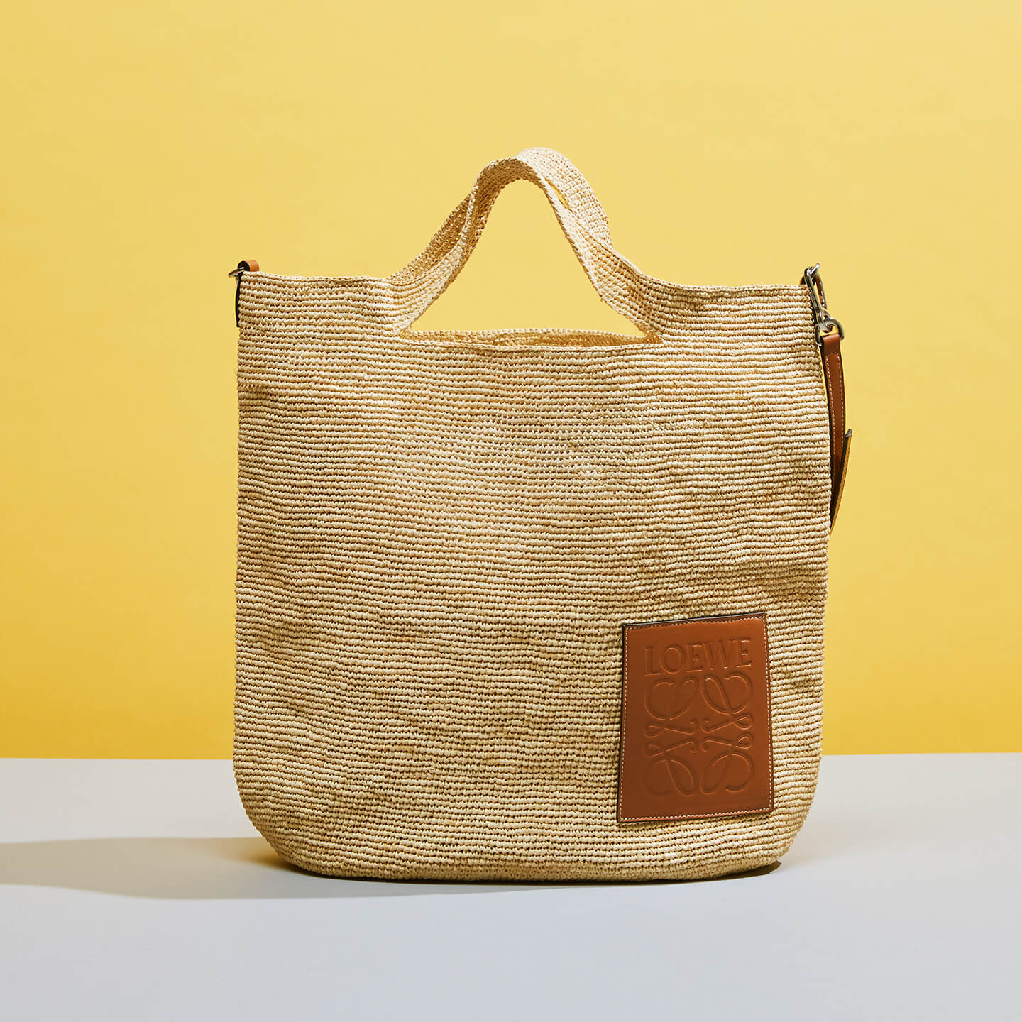ショルダーストラップ付きのバッグ【縦48.5×横44×マチ6㎝】¥103,000(税抜)