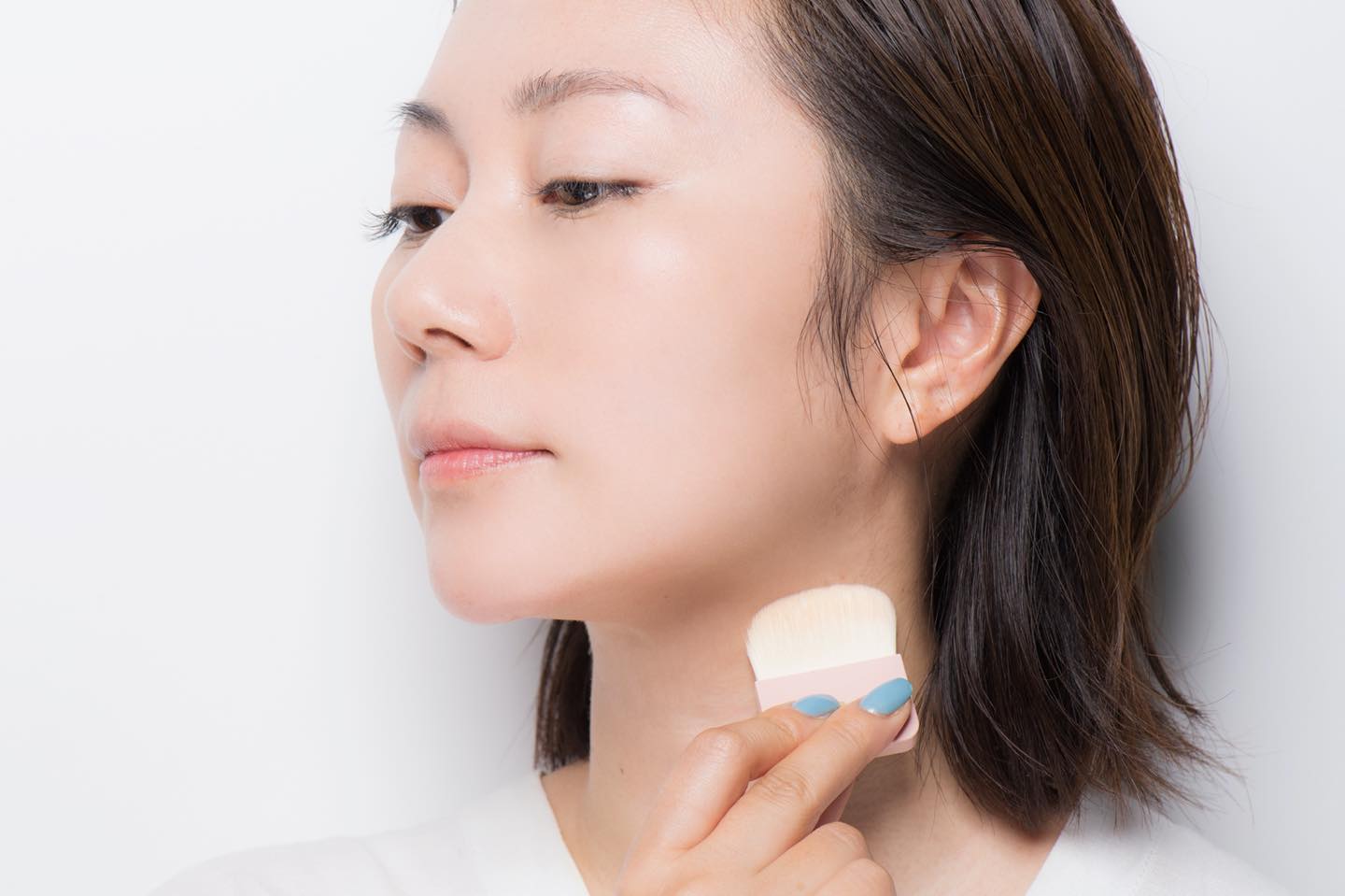 ファンデーションをつけ足さずにそのままのブラシで顔と首をつなげるようにブラシを滑らせて。