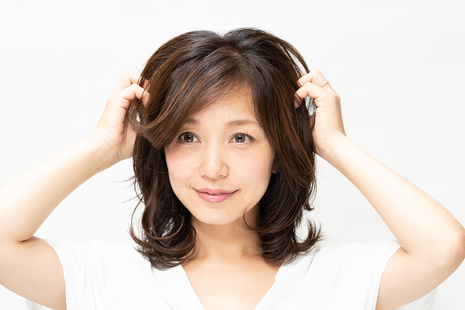 ヘアクリームを髪全体になじませる。