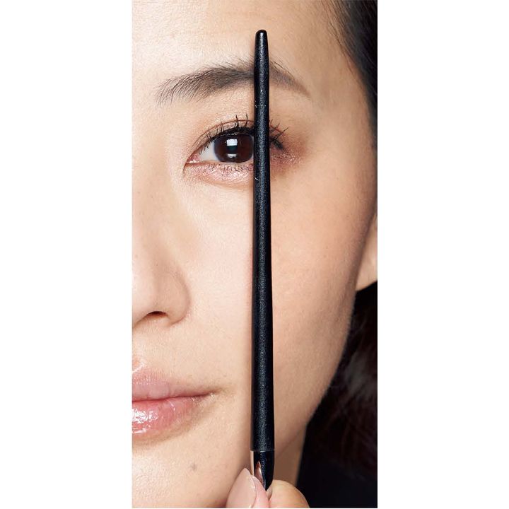 黒目の外側の延長線上が正解。ブラシの柄を使い、眉山の位置を確認する