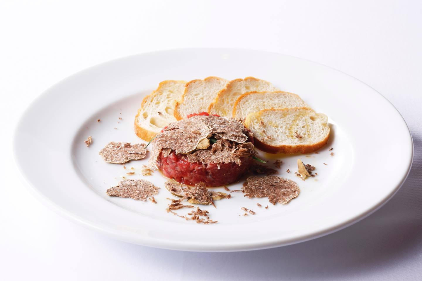 繊細な味わいの和牛とのマッチングが斬新。「たっぷりと白トリュフをかけた和牛のタルタル」¥12,000