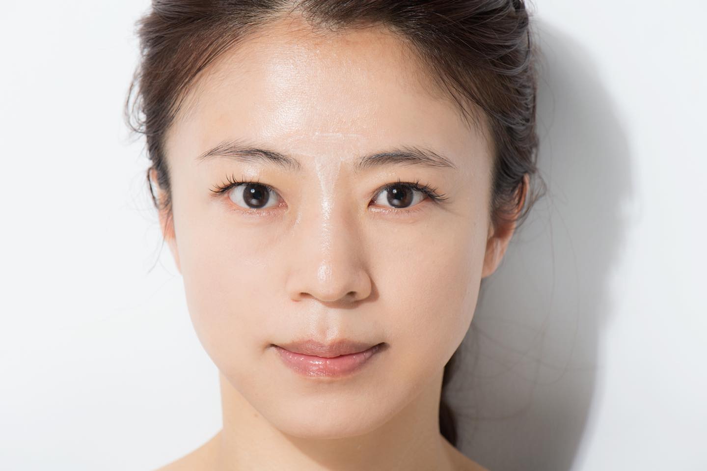 顔の中央部分にハイライトを強く入れると顔が膨張して見える場合があるので、ごく薄くのせるのが正解。